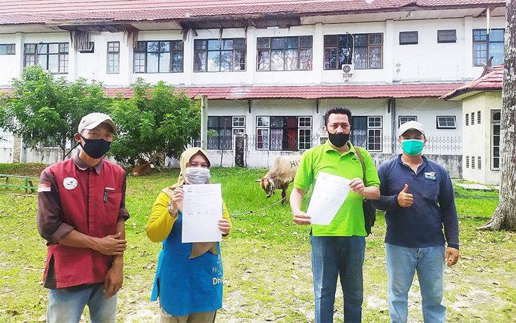 Penyerahan sapi kurban ke Dinas Kehutanan Provinsi Kalimantan Tengah, Minggu, 18 Juli 2021.