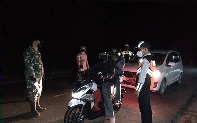 Petugas Gabungan PPKM Periksa Kendaraan Jalur Palangka Raya - Kurun.
