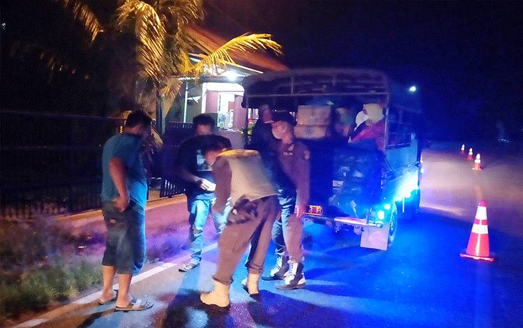 Satgas Yustisi Covid-19 Barito Timur saat melakukan pemeriksaan terhadap pedagang dari luar Barito Timur di Desa Matabu.