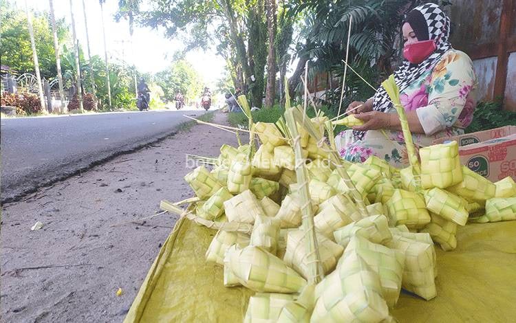 Pengrajin ketupat yang berjualan di pinggir Jalan Ir Juanda Sampit.