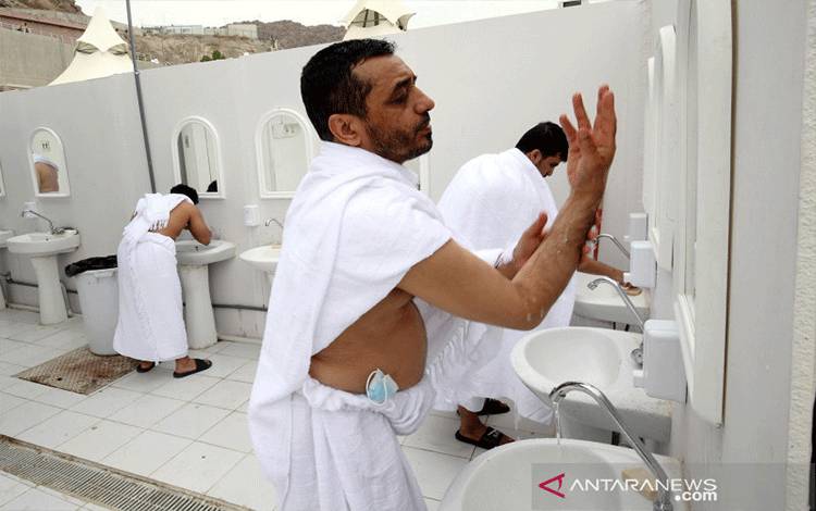 amaah haji berwudhu di sekitar tenda di Mina, Arab Saudi, jelang pelaksanaan wukuf di Arafah, Minggu (18/7/2021). (ANTARA/Reuters)