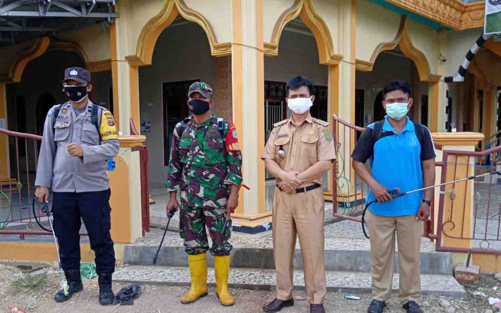 Camat Dusun Timur Sterilisasi Masjid-masjid Jelang Idul Adha untuk Cegah Covid-19