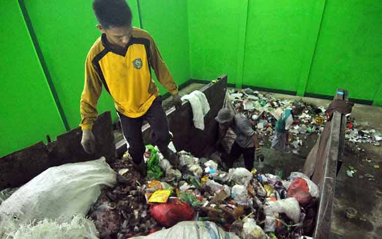 Petugas kebersihan mengangkut sampah dari depo ke? tempat pembuangan akhir.?