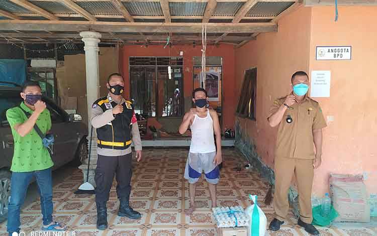 Kepala Desa Gohong Pulang Pisau Bantu Sembako untuk Warga Isolasi Mandiri