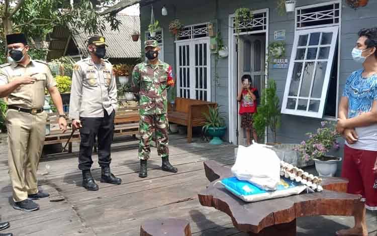 Bupati Lamandau Bawakan Sembako dan Vitamin untuk Warga Isolasi Mandiri