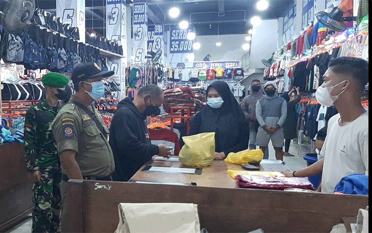 Tim gabungan saat memantau pelaksanaan protokol kesehatan di salah satu toko pakaian di Sampit.?