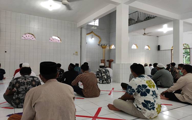 Jamaah sedang bersiap mengikuti rangkaian ibadah salat Idul Adha di Masjid Jamiatul Amaliyah.