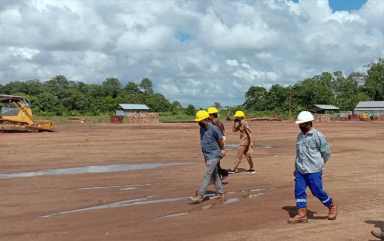 Komisi IV DPRD Kotawaringin Timur saat kunjungan kerja di pelabuhan.