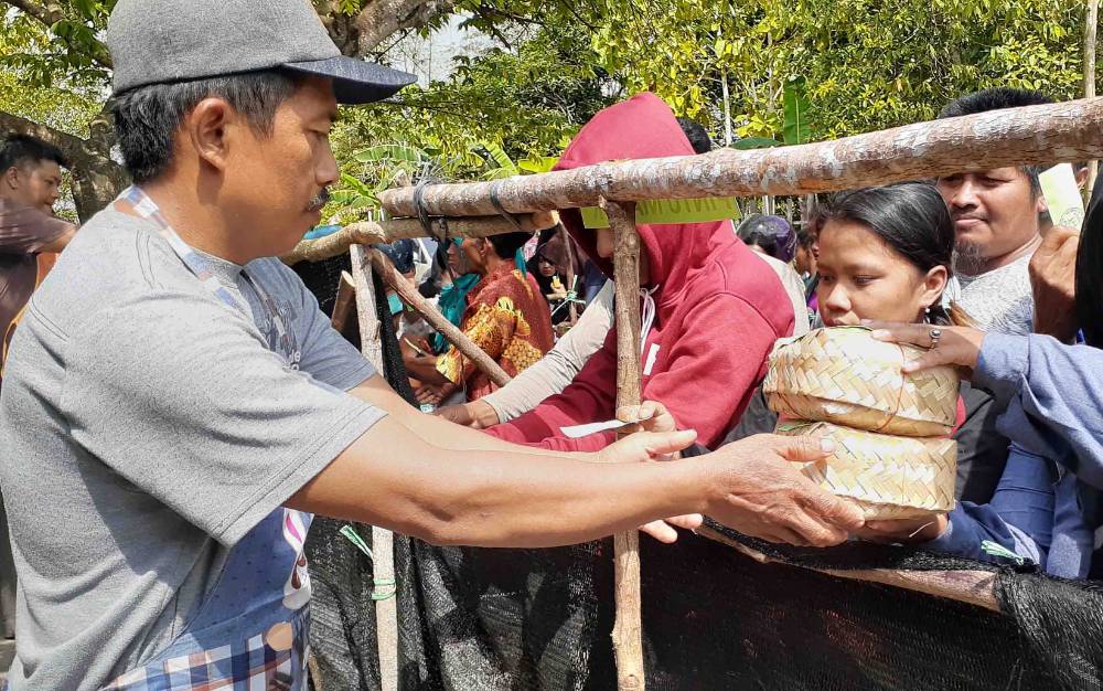 Kurangi Penggunakan Plastik, Musala Nur Hidayah Gunakan Besek untuk Daging Kurban