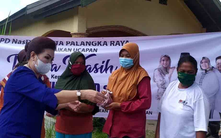 Tuty Dau Bagikan Daging Kurban dari H Abdul Rasyid AS untuk Warga Kalampangan