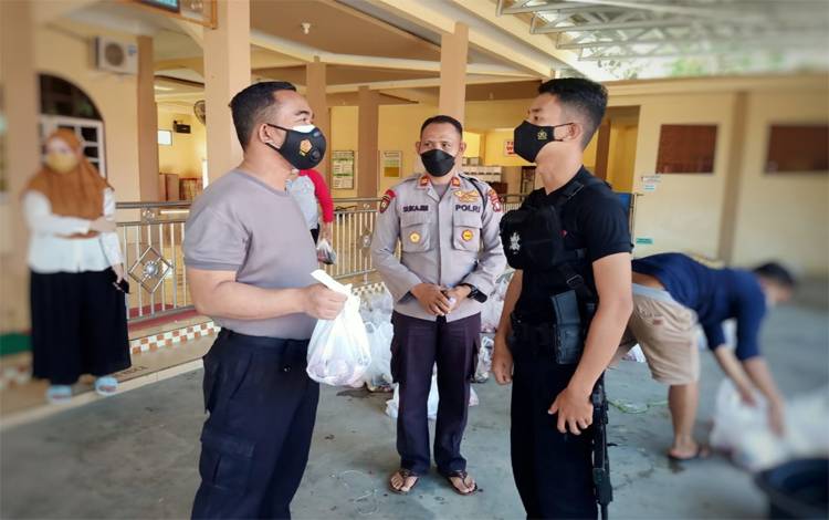 Polres Barito Timur Bagikan 750 Paket Daging Kurban