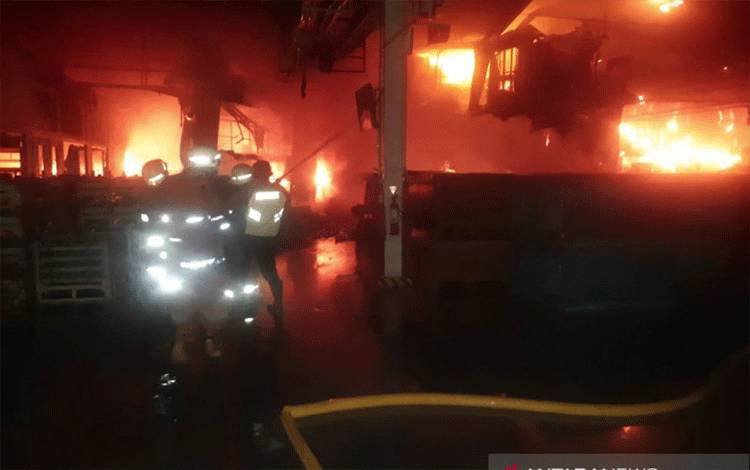 Kebakaran di Jalan Pegangsaaan Dua, Kelapa Gading, Jakarta Utara, Rabu dini hari (21/7/2021). (Twitter BPBD DKI Jakarta)
