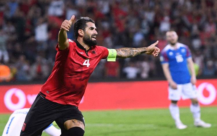 Bek Albania yang kini pemain Lazio, Elseid Hysaj, saat pertandingan kualifikasi Grup H Euro 2020 antara Albania dan Islandia di Stadion Elbasan Arena di Elbasan pada 10 September 2019. (Photo by Gent SHKULLAKU / AFP) (AFP/GENT SHKULLAKU)