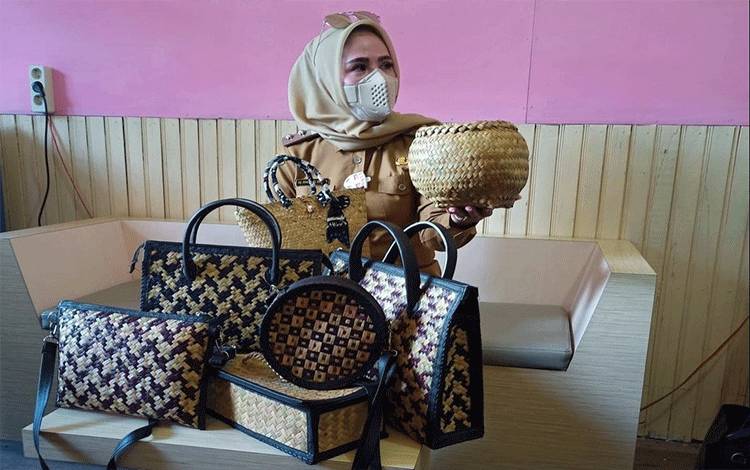 Ini Cara Wakil Bupati Seruyan Kenalkan Produk Perajin Lokal