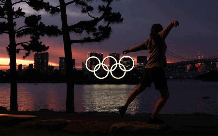 Kapal tongkang yang membawa Cincin Olimpiade menyebrangi Teluk Tokyo, di Tokyo, Jepang, Selasa (20/7/2021). Tokyo adalah tempat pelaksanaan Olimpiade Musim Panas 2020 pada tanggal 24 Juli-9 Agustus 2020. Olimpiade ditunda selama satu tahun akibat pandemi COVID-19, dan dijadwalkan akan dilaksanakan tanggal 23 Juli-8 Agustus 2021. ANTARA FOTO/REUTERS/Valery Sharifulin/TASS/rwa/cfo (Valery Sharifulin/TASS via Reute/Valery Sharifulin)