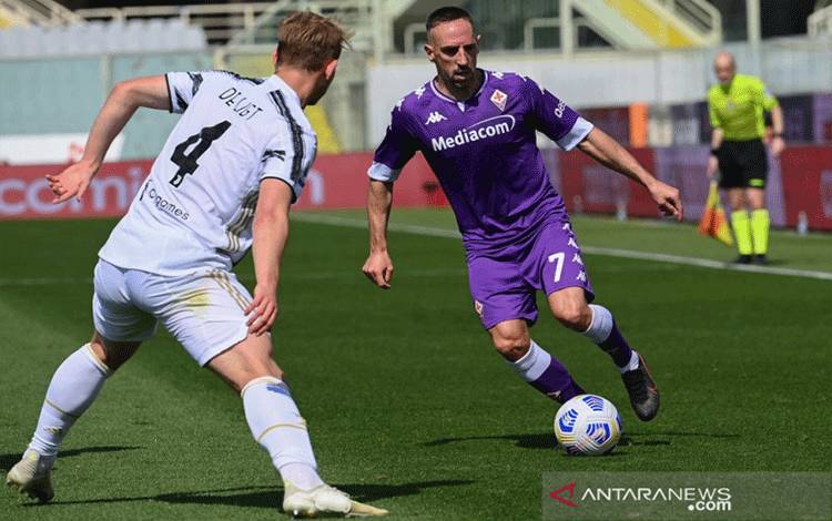 Penyerang Fiorentina Franck Ribery (kanan) berusaha melewati bek Juventus Matthijs de Ligt (kiri) pada laga Serie A Italia di Stadion Aremio-Franch, Florence, Italia, 25 April 2021, (ANTARA/ AFP/VINCENZO PINTO)