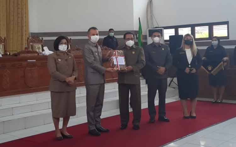 Bupati Gunung Mas Sampaikan Usulan 2 Buah Raperda ke DPRD