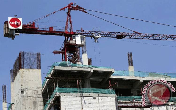 Sebuah alat berat (tower crane) milik PT Adhi Karya (Persero) Tbk mengangkut bahan bangunan di sebuah proyek gedung bertingkat di Jakarta, Selasa (24/1). PT Adhi Karya (Persero) Tbk, BUMN yang bergerak di bidang konstruksi, menargetkan perolehan kontrak pada tahun 2012 senilai Rp13,5 triliun, yang mencakup Rp10,4 triliun dari sektor konstruksi, Rp2,7 triliun dari sektor engineering, procurement and construction (EPC), Rp300 miliar dari properti, serta Rp100 miliar dari real estate. (FOTO ANTARA/