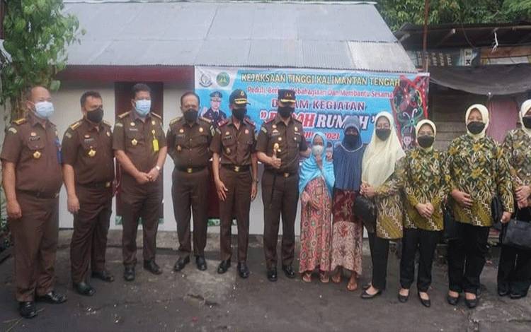 Kepala Kejati Kalteng Imam Wijaya saat melakukan peresmian bedah rumah, Rabu 21 Juli 2021.