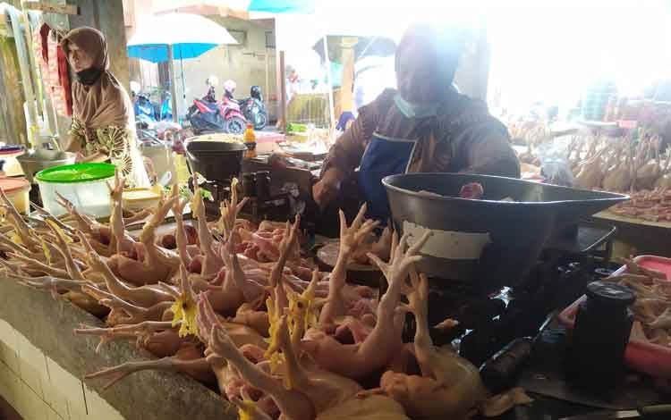 Harga Daging Ayam Kampung di Kobar Tembus Rp75.000