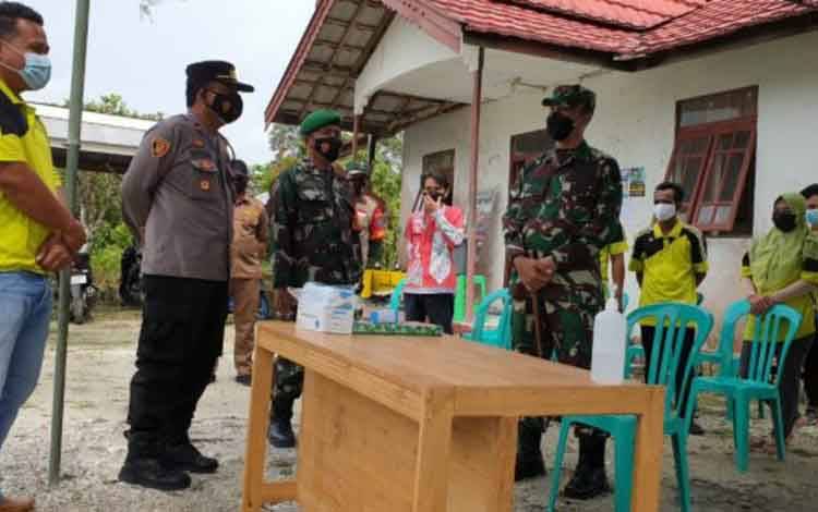 Kapolsek Pulau Petak Dampingi Dandim Tinjau Posko PPKM
