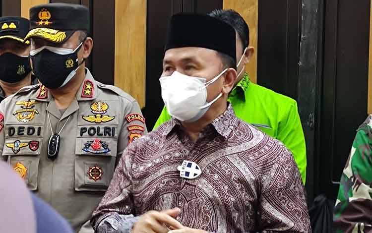 Gubernur Kalteng, Sugianto Sabran usai rapat koordinasi di Aula Jayang Tingang.