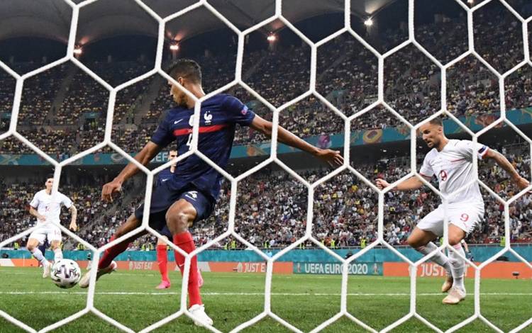 Dani Alves (kanan) bersama Neymar memegang tropi Champion juara akhir musim Liga Prancis di Parc des Princes stadium Paris (18/5/2019). Alves adalah pemain sarat pengalaman yang akan memperkuat Brazil di Olimpiade Tokyo