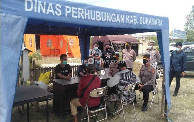 Kapolres Sukamara, AKBP I Gede Putu Dedy Ujiana saat memantau posko cek point yang didirikan Dinas Perhubungan Sukamara.
