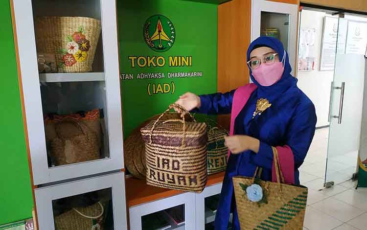 Berbagai hasil produk perajin Seruyan, tersedia di toko mini Ikatan Adhyaksa Dharmakarini (IAD) Daerah Seruyan