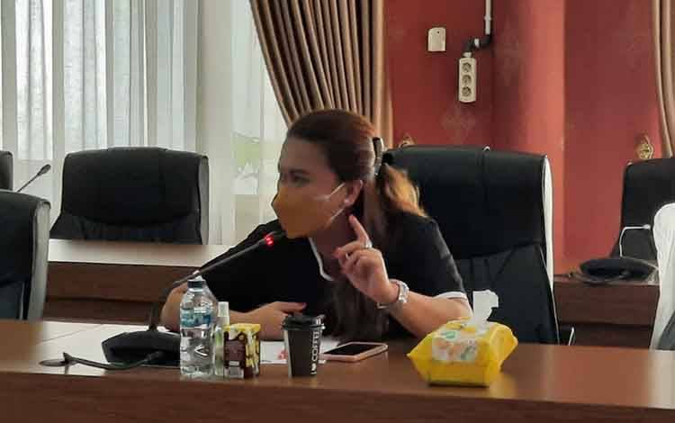Anggota DPRD Ini Teteskan Air Mata Saat Bahas Usulan Perda Prokes