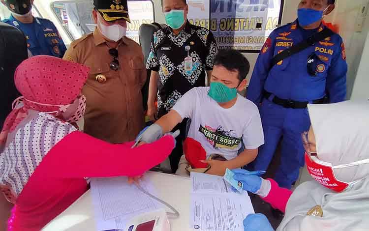 Bupati Kotim Halikinnor bersama Plt Kadis Kesehatan Umar Kaderi saat memantau pelaksanaan vaksin Covid-19.