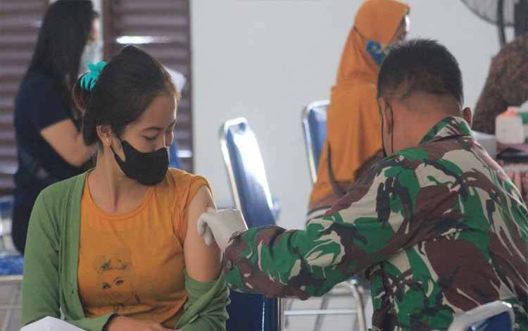 Ratusan Warga Sukses Jalani Vaksinasi Dosis Kedua di SMKN 1 Palangka Raya