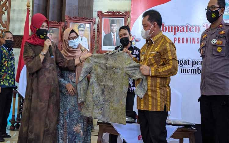 Bupati Kotim Apresiasi Baju Eco Print Buatan Gemawira