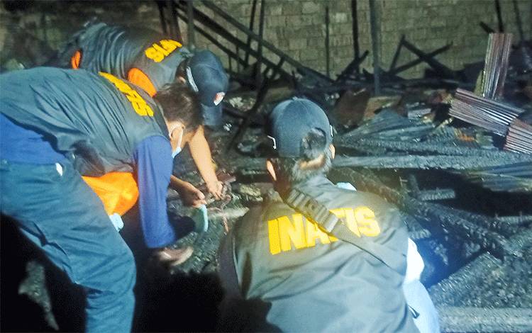 Anggota Inafis Satreskrim Polresta Palangka Raya saat mengumpulkan barang bukti di lokasi untuk mengetahui penyebab pasti terjadinya kebakaran.
