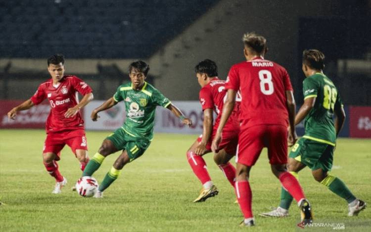 Foto Dok - Pesepak bola Persebaya Surabaya Supriadi (kedua kiri) berebut bola dengan pesepak bola Persik Kediri pada pertandingan Piala Menpora di Stadion Si Jalak Harupat, Kabupaten Bandung, Jawa Barat, Selasa (23/3/2021). (ANTARA FOTO/M Agung Rajasa/rwa)