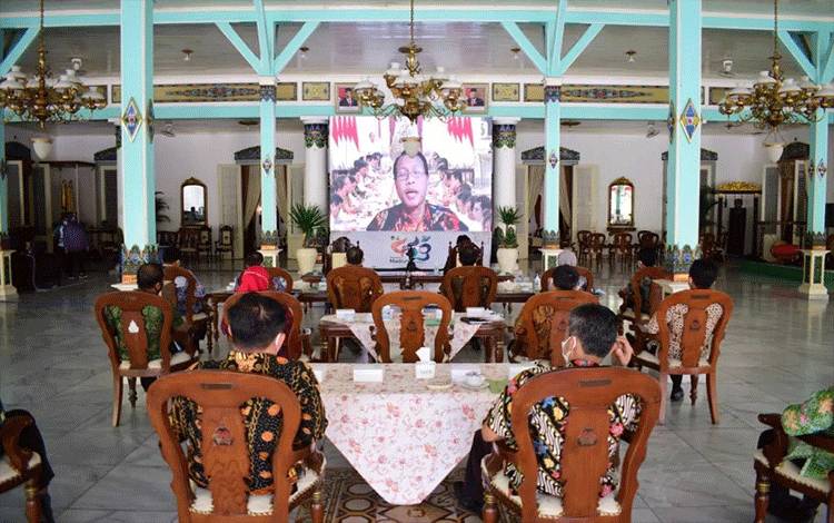 Bupati Madiun Ahmad Dawami bersama jajaran mengikuti kegiatan "Monitoring Center for Prevention" KPK RI yang digelar secara virtual, Jumat (23/7/2021) dari Pendopo Muda Graha Madiun. (Antara/HO-Diskominfo Kab Madiun)