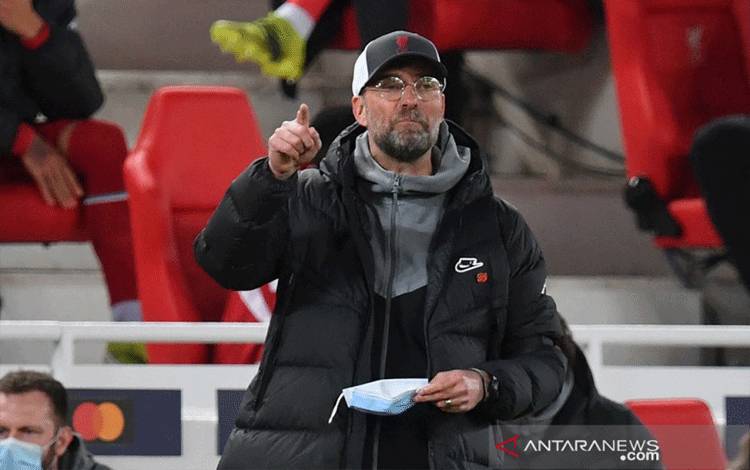 Pelatih Liverpool Jurgen Klopp ketika memberi instruksi di babak perempat final Liga Champions melawan Real Madrid di Stadion Anfield, Liverpool, Inggris, 14 April 2021. (ANTARA/AFP/PAUL ELLIS)