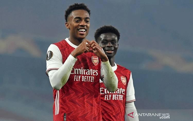 Gelandang Arsenal Joe Willock (kiri) merayakan gol di Liga Europa ketika laga melawan Molde di Stadion Emirates, London, 5 November 2020. (ANTARA/AFP/GLYN KIRK)