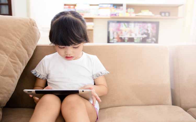 Batasi Penggunaan Gawai Anak dengan Beraktivitas Bersama