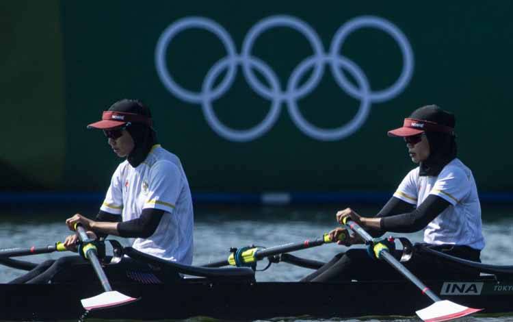 Pedayung putri Indonesia Mutiara Rahma Putri dan Melani Putri berlatih di Sea Forest Waterway, Tokyo, Jepang, Kamis (22/7/2021). Keduanya akan berlomba di nomor rowing Lightweight Women's Double Sculls Olimpiade Tokyo 2020 pada Sabtu 24 Juli 2021
