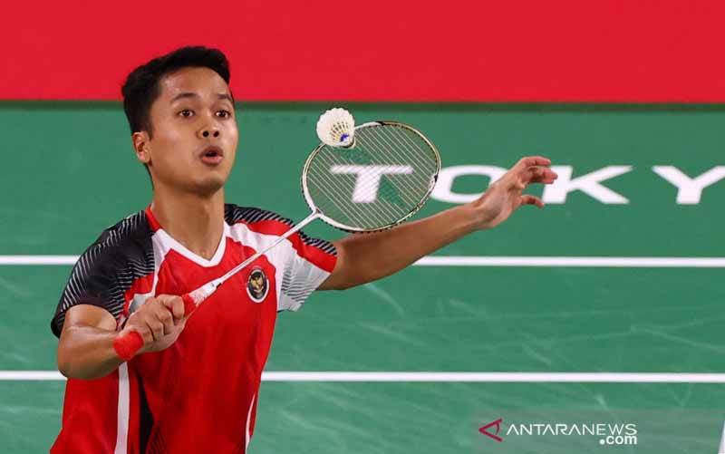 Pebulutangkis tunggal putra Indoenesia Anthony Ginting mengembalikan shuttlecock ke arah lawannya pebulutangksis tunggal putra dari Hongaria Gergely Krausz dalam laga Tunggal Putra Grroup J Olimpiade Tokyo 2020, di Musashino Forest Sport Plaza, Tokyo,, Jepang, Minggu (25/7/2021)