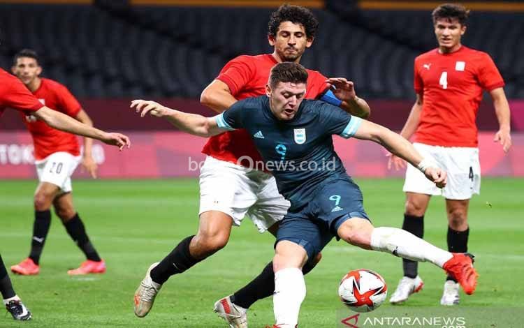 Pemain Argentina Adolfo Gaich melakukan tendangan ke arah gawang Mesir pada pertandingan sepak bola putra Olimpiade Tokyo 2020 Grup C di Sapporo Dome, Sapporo, Jepang, Minggu (25/7/2021). Argentina menang tipis 1-0 atas Mesir melalui gol Facundo Medina