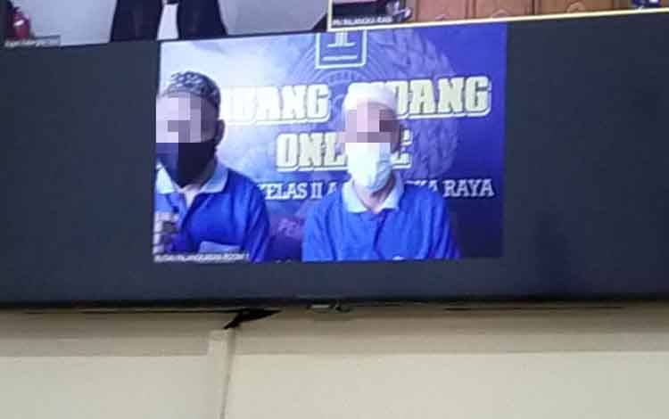 Terdakwa saat menjalani sidang Virtual di PN Palangka Raya. Senin 26 Juli 2021