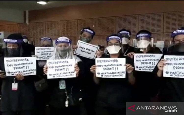 Sejumlah dokter kontrak yang bekerja di sejumlah rumah sakit pemerintah Malaysia di seluruh negeri atau provinsi melakukan unjuk rasa, Senin, menuntut jaminan pekerjaaan dan peluang kerja yang lebih baik. ANTARA Foto/Ho-Telegram (1)
