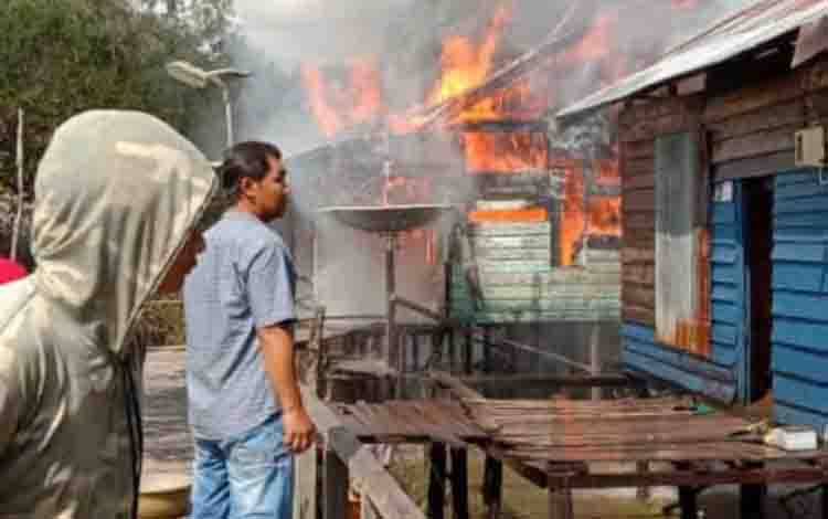Sebuah Rumah di Desa Menjalin Parenggean Ludes Terbakar