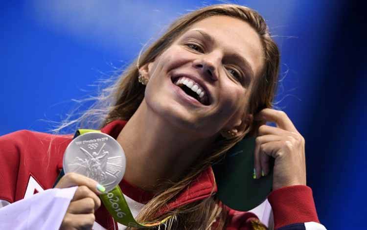 Perenang Rusia Yulia Efimova berpose dengan medali perak di podium setelah final 200m gaya dada putri dalam Olimpiade Rio 2016 di Olympic Aquatics Stadium di Rio de Janeiro pada 11 Agustus 2016