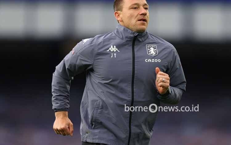 Asisten Manajer Aston Villa John Terry menjelang laga Everton vs Aston Villa di Goodison Park, Liverpool, Inggris, 1 Mei 2021