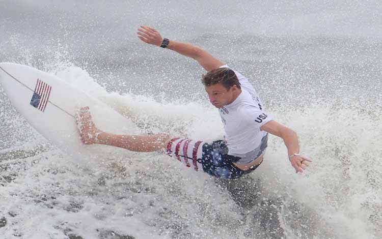 Atlet selancar Amerika Serikat Kolohe Andino beraksi dalam Heat 1 di Tsurigasaki Surfing Beach, Tokyo, Jepang, 27 Juli 2021