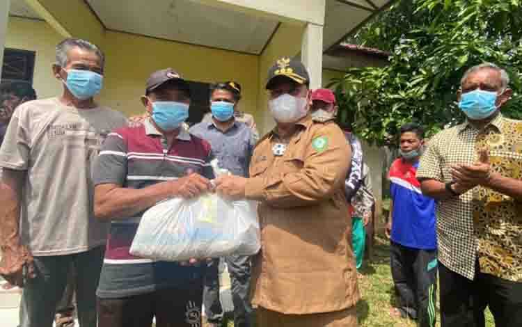 Kunjungan Kerja ke Dusun Muara Ubar, Bupati Kotim Nostalgia dan Cerita Hubungan Emosional