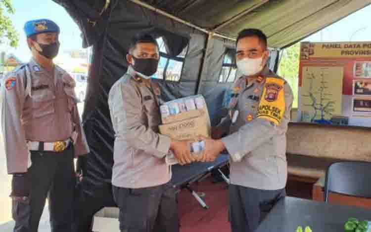 Tim Urkes Polres Kapuas Beri Suplemen dan Cek Kesehatan Petugas Pos Penyekatan